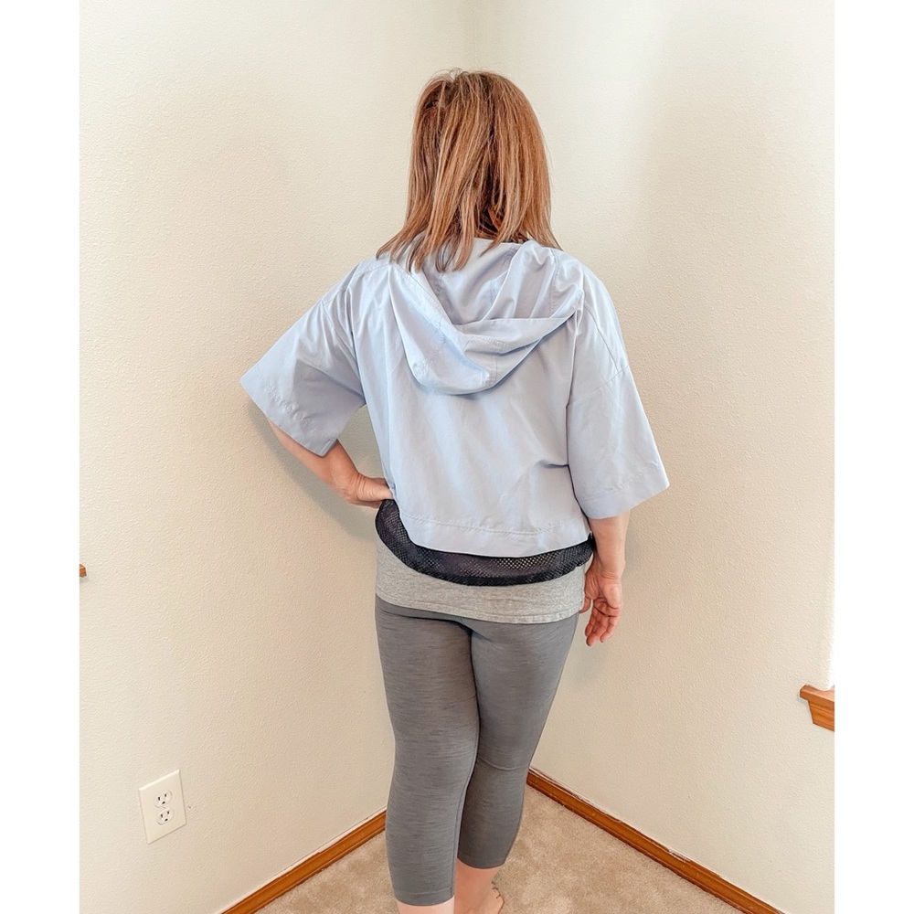Like new,cute poncho style running pull over!